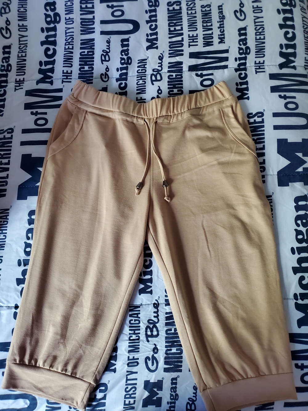 Women's Drawstring Jogger Capris in Tan